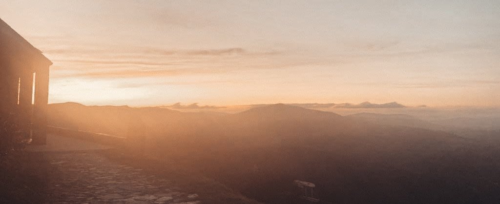 Sonnenuntergang hinter Berglandschaft
