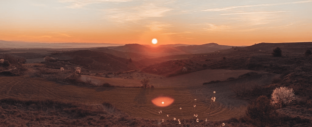 Berglandschaft im Sonnenuntergang. Diesen Ausblick zu genießen könnte eines deiner Ziele im Leben sein