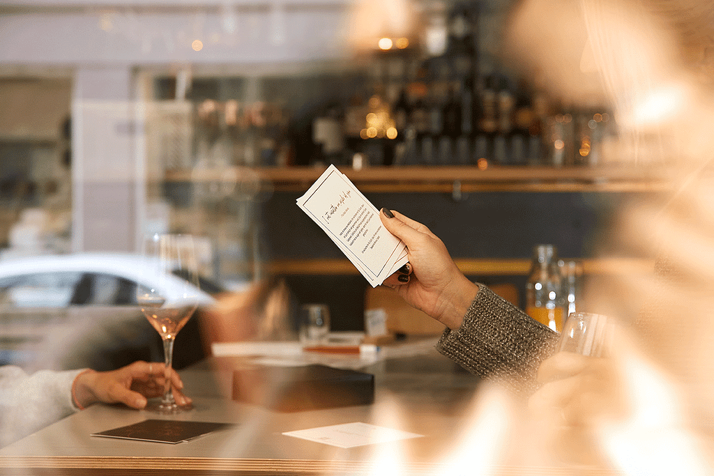 Seelenkonferenz das Kartensetz im Einsatz in einem Kaffee, Lernen Deinen gegenüber besser kennen und stelle tiefgründige Fragen