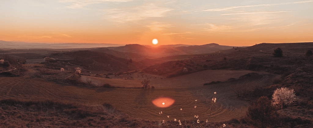 Berglandschaft im Sonnenuntergang. Diesen Ausblick zu genießen könnte eines deiner Ziele im Leben sein