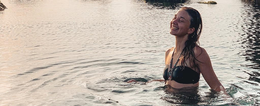 Sarah Gründerin von Seelenkonferenz glücklich im Wasser, der fröhliches Gesichtsausdruck lässt das Herz sprechen
