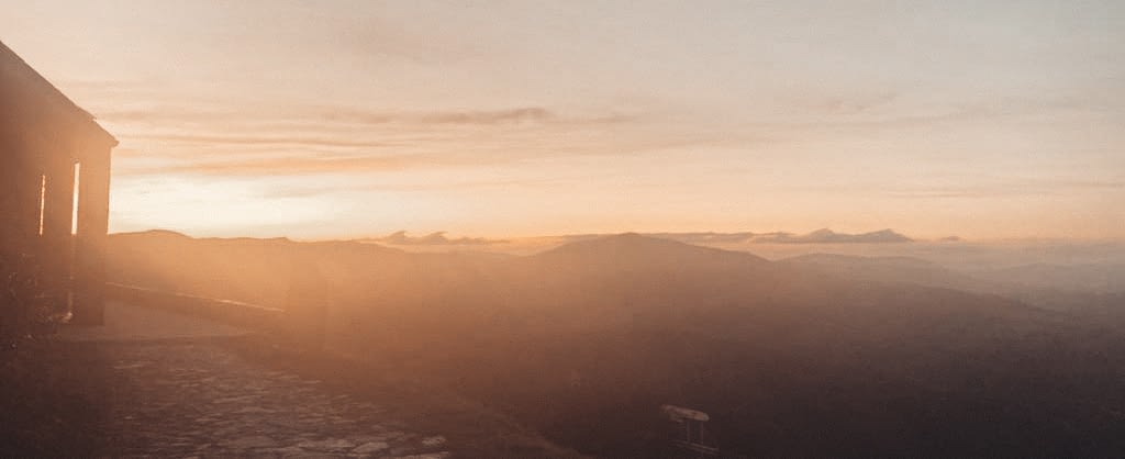 Sonnenuntergang hinter Berglandschaft
